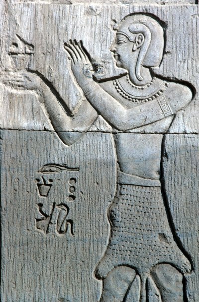 Altes Ägypten, Wandmalerei/-schnitzerei, Priester in Leopardenfell, der Weihrauch anbietet, Tempel von Sebek und Horus Kom Ombo von School Egyptian
