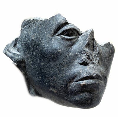 Antike ägyptische Kunst: Kopf von König Sesostris III. Statuenfragment. Schwarze Granitskulptur, ca. 1900 v. Chr. (12. Dynastie, ca. 1963-1786). Paris, Musee Du Louvre von School Egyptian