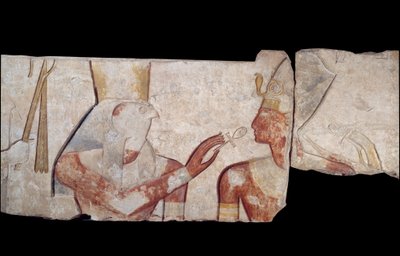 Altägyptische Kunst: König Ramses II. wird den Göttern Horus, Amon und Hathor vorgestellt, die ihm Leben und königliche Insignien verleihen. Flaches Kalksteinrelief aus dem Tempel von Ramses II. in Abydos um 1250 v. Chr. 19. Dynastie. Neues Reich. Paris, M von School Egyptian