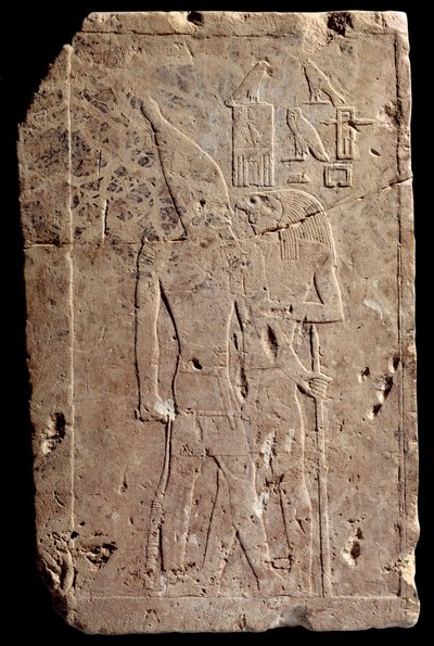 Ägyptische Antike: Kalksteinrelief, das König Qahedjet (Kahedjet) darstellt, umarmt vom Gott Horus. Altes Reich. Ende der 3. Dynastie. 2700-2620 v. Chr. Paris, Louvre Museum von School Egyptian