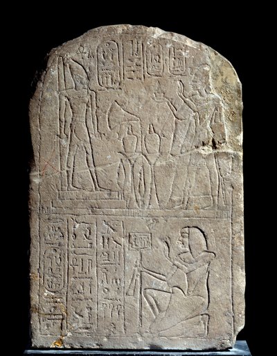 Ägyptische Antiquität: Kalksteinstele im Namen von König Anya. Pharao Ramses II bietet Weihrauch seiner eigenen kolossalen göttlichen Statue an. Regierungszeit von Ramses II (1279-1213 v. Chr.). Aus dem Serapeum von Saqqara. Paris, Louvre von School Egyptian