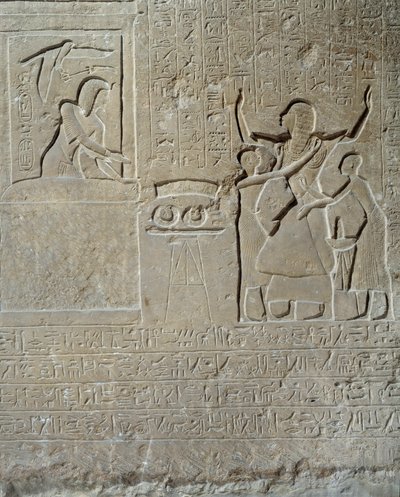 Ägyptische Antiquität: Relief in Kalkstein von Hormin: Sethos I. verteilt Tapferkeitskragen an Hormin, Leiter des königlichen Harems. 19. Dynastie (1295-1186 v. Chr.). Louvre, Paris von School Egyptian