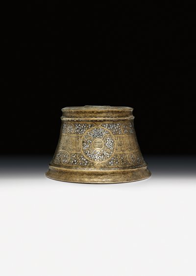 Mamluken-Kerzenhalterbasis im Namen Sultan Shihab Al-Dunya Wa Al-Din Ahmad bin Al-Malik Al-Nasir Muhammad von School Egyptian