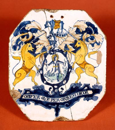 Apothekertafel mit dem Wappen und Motto der Worshipful Society of Apothecaries of London (Keramik) von School English