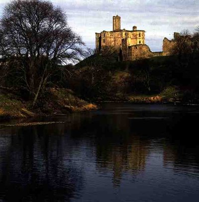 Ansicht von Warkworth Castle, Sitz der Familie Percy von School English
