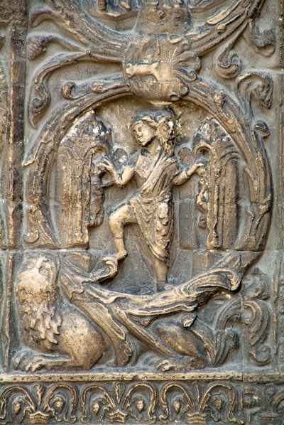 Gotische Kunst: Piedroit des rechten Portals der Westfassade der Basilika Saint Denis, das die Feldarbeit darstellt: Januar. Saint-Denis, Frankreich von School French