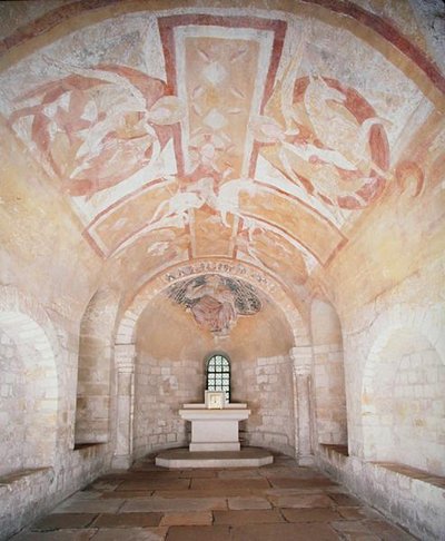 Die Krypta, aus der früheren Kirche von 1030, mit Fresken von Christus auf einem weißen Pferd, umgeben von Engeln, aus dem 12. Jahrhundert von School French