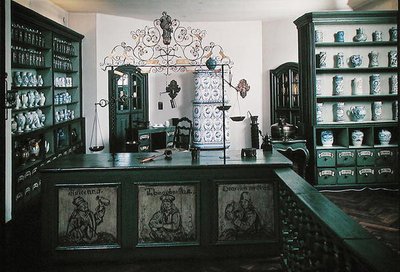 Rekonstruktion einer Apotheke mit Möbeln und Objekten aus dem 18. Jahrhundert (Foto) von School German