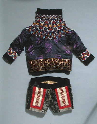 Frauenjacke und Shorts, aus Grönland von School Inuit