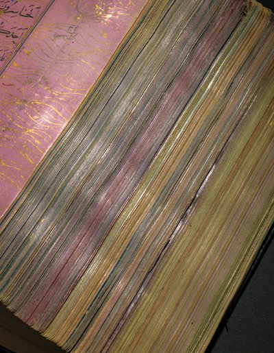 Ein Timurid oder Aqquyunlu Koran, Iran (Gold, Tinte & farbige Pigmente auf chinesischem Papier) von School Iranian