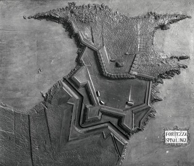 Reliefkarte der venezianischen Festung in Spinalonga, Kreta im Jahr 1619 (s/w Foto) von School Italian