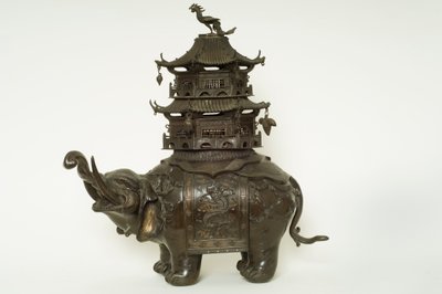 Figur eines Elefanten mit Howdah-Tuch, aufwendigem Sattelgurt und einem Pagodengebäude von Japanese School