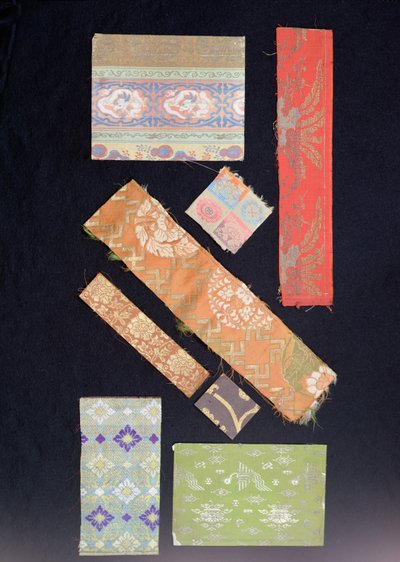 Stofffragmente für Obi-Gürtel, Kimonos, No-Kostüme und Kesa-Kostüme für Priester von Japanese School
