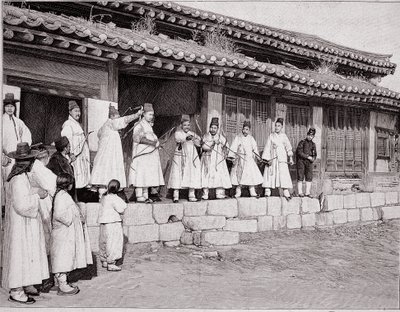 Bogenschützen im alten Palast von Seoul, Korea, Ende des 19. Jahrhunderts von School Korean