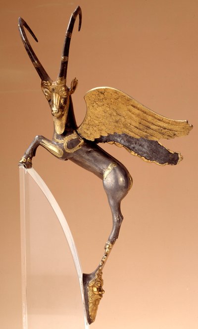 Apparatgriff: silberner geflügelter Steinbock, eingelegt, Gold. Persische Periode (6.-4. Jahrhundert v. Chr.), stammt aus dem Iran. Paris, Louvre-Museum - Zeremonieller Griff: geflügelter Steinbock in Silber, eingelegt, Gold. Achämenidische persische Perio von School Persian