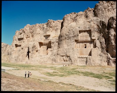 Ansicht der Nekropole und der vier Gräber der Achämenidenkönige von School Persian
