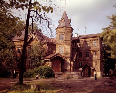 Russische Architektur: Ansicht eines Dachas aus dem 19. Jahrhundert, russisches Landhaus von School Russian