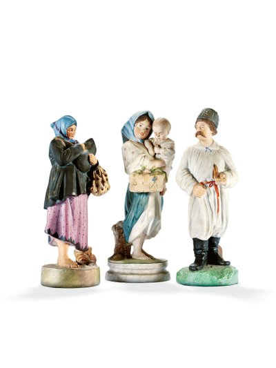 Drei Porzellanfiguren, die zwei Frauen mit Kindern und einen Kosaken mit Pfeife darstellen, späte 19. Jahrhundert von School Russian