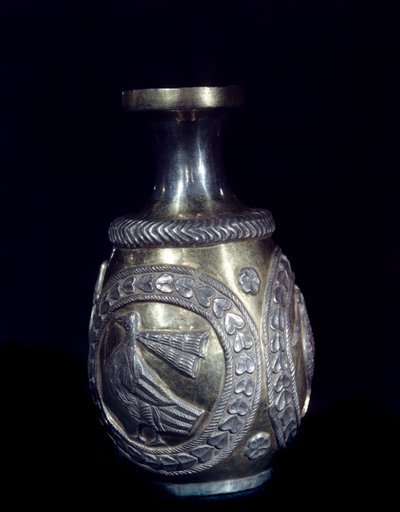 Sassanidisches Kunsthandwerk: Gold-Silber-Karaffe mit drei Medaillons und geprägten Hähnen von School Sasanian