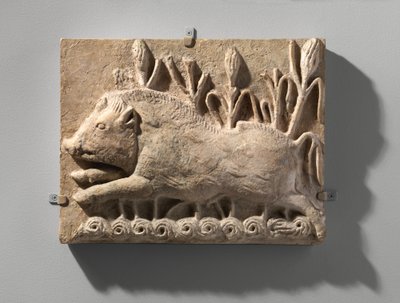 Wandpaneel mit einem angreifenden Eber, ca. 6. Jahrhundert n. Chr. von School Sasanian
