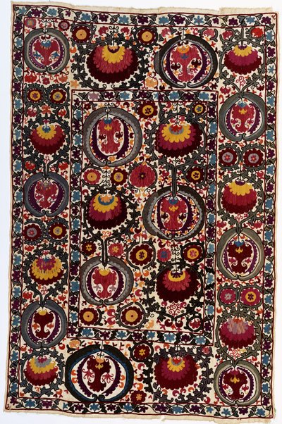 Ein Susani, der weiße Leinenboden in Seiden in lebhaften Farben gearbeitet, ca. 1900 von School Uzbek