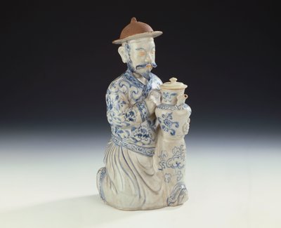 Eine unaufgezeichnete Annamese Blau-Weiß-Kanne in Form eines knienden Dieners von School Vietnamese