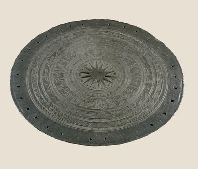Detail der Oberseite einer Dong Son Trommel, 2.-1. Jahrhundert v. Chr. (Bronze) von School Vietnamese