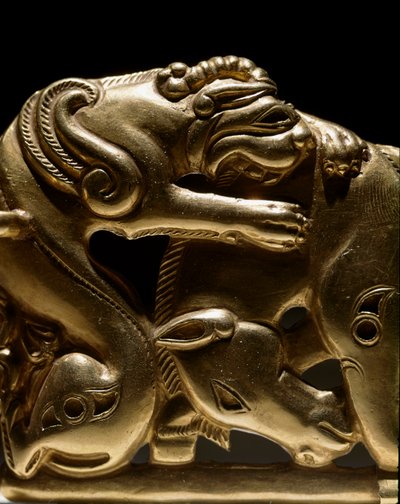 Skythische Kunst: Goldene Gürtelspange, die einen Greif zeigt, der ein Pferd angreift (Detail) von Scythian Scythian