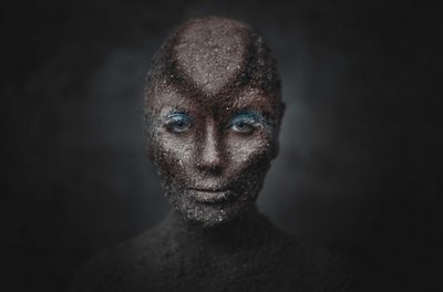 Erdige Figur Blauer Blick von See Plus
