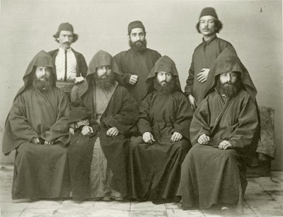Gruppe von 4 armenischen Priestern und 3 weiteren Personen im Hof des Mittelmeerhotels, Jerusalem, 1867 von Sergeant Henry Phillips