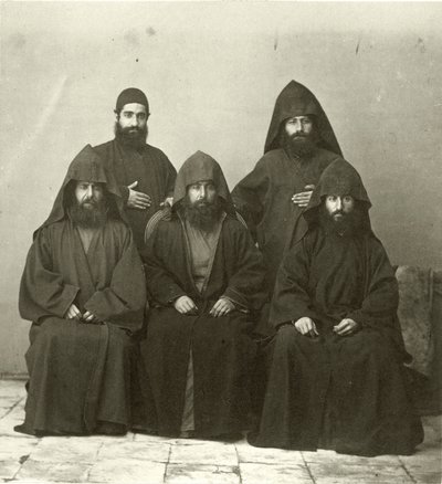 Gruppe von 5 armenischen Priestern im Hof des Mittelmeerhotels, Jerusalem, 1867 von Sergeant Henry Phillips