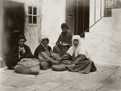 Frauen mahlen Mehl mit runden Mühlsteinen in einem Hof eines Hauses in Jerusalem (1867) von Sergeant Henry Phillips