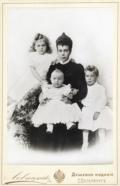 Großherzogin Xenia Alexandrowna von Russland mit den Kindern Irina Alexandrowna, Andrei..., 1903 von Sergei Lvovich Levitsky
