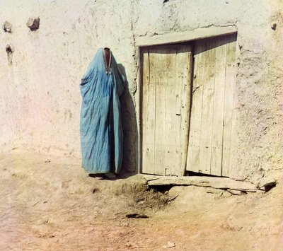 Eine usbekische oder tadschikische Frau, die eine Burka trägt, ca. 1910 von Sergey Prokudin Gorsky