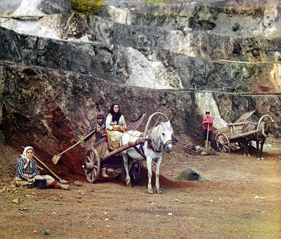 Arbeit in der Bakalskii-Mine: eine Familie mit Schaufeln und Pferdekarren arbeitet in den Eisenminen in den Bakaly-Hügeln, Uralgebirge, Russisches Reich, 1910 von Sergey Prokudin Gorsky