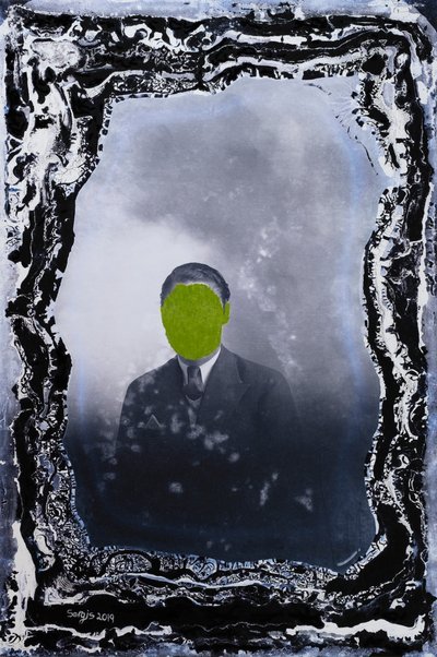 Junger Herr posiert allein, 2019 (Mischtechnik) von Sergis Adamos