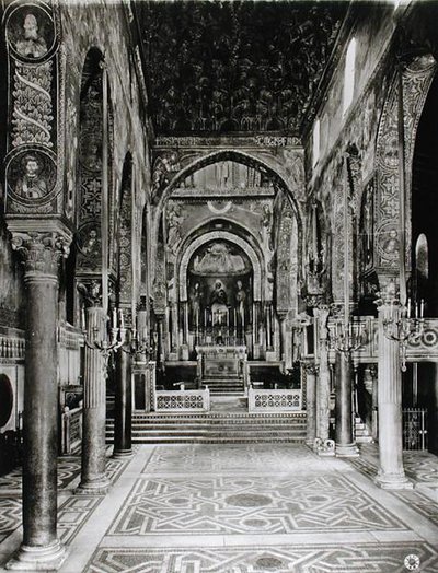 Innenansicht des Kirchenschiffs von Sicilian School