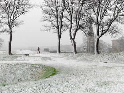 Einsame Figur, die während eines Schneesturms in der Festung Kopenhagen spaziert, Dänemark, 2022 (Foto) von Sisse Brimberg
