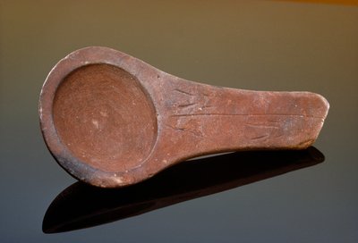 Die Lampe von Lascaux, polierter Sandstein, gefunden in der Höhle von Lascaux von Sisse Brimberg