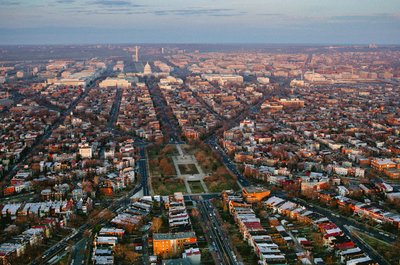 Blick auf die Stadt nach Westen in Richtung Kapitol und Washington Monument mit Lincoln... (2022) von Sisse Brimberg
