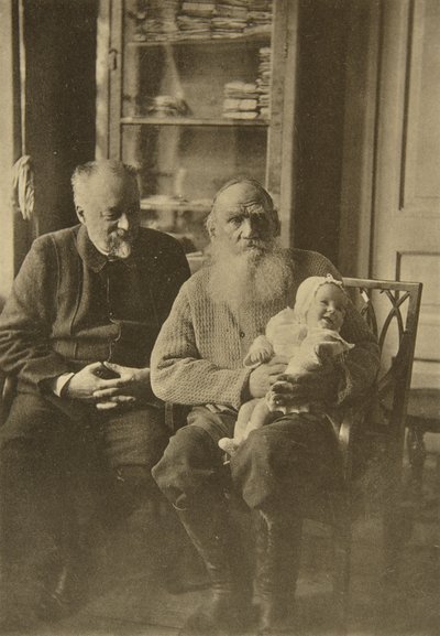 Russischer Autor Leo Tolstoi mit seinem Schwiegersohn und seiner Enkelin, Russland, ca. 1905-1906 von Sophia Andreevna Tolstaya
