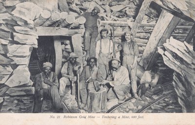 Bergleute installieren Holzstützen 600 Fuß unter der Erde, Robinson-Goldmine, Südafrika (s/w Foto) von South African Photographer