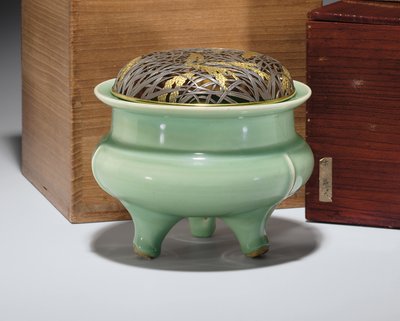 Großer Longquan Celadon Dreifuß-Räuchergefäß mit japanischem teilvergoldetem Metalldeckel von Southern Song Dynasty Chinese School