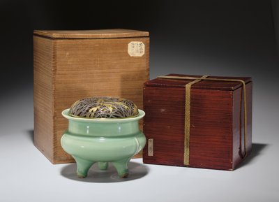 Großer Longquan Celadon Dreifuß-Räuchergefäß mit japanischem teilvergoldetem Metalldeckel von Southern Song Dynasty Chinese School