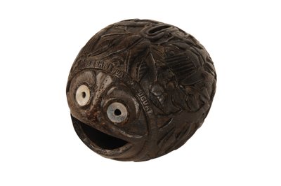 Geschnitzte Kokosnuss-Spardose Bugbear, Spanische Kolonialzeit, ca. 1800 von Spanish School