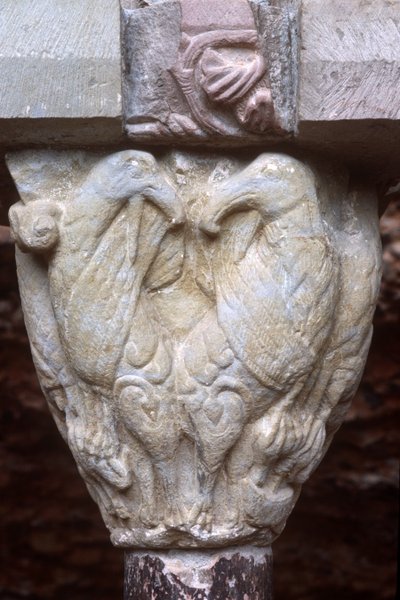 Detail eines Arkadenkapitells mit Skulptur von zwei Vögeln von Spanish School