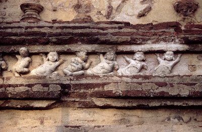 Relief, das Zwerge an der Außenseite des Thivanka Imaga Hauses darstellt von Sri Lankan