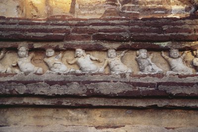Relief, das Zwerge an der Außenseite des Thivanka-Bildhauses darstellt von Sri Lankan