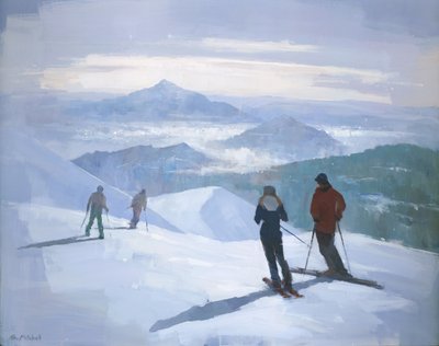Skifahrer auf schneebedeckten Gipfeln von Steve Mitchell