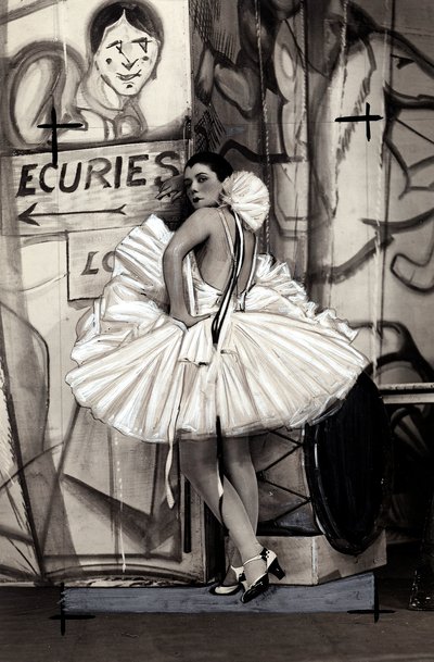 Porträt der französischen Schauspielerin Spinelly im Ballerina-Kostüm von Studio Walery